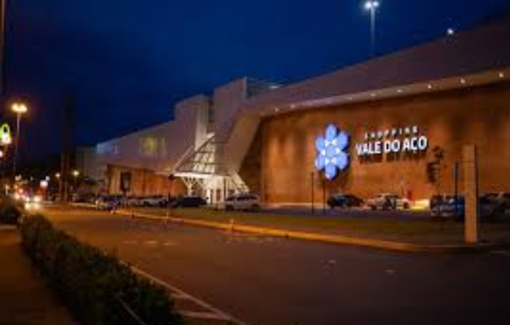 Carro atinge traseira de ônibus e deixa dois feridos em Ipatinga