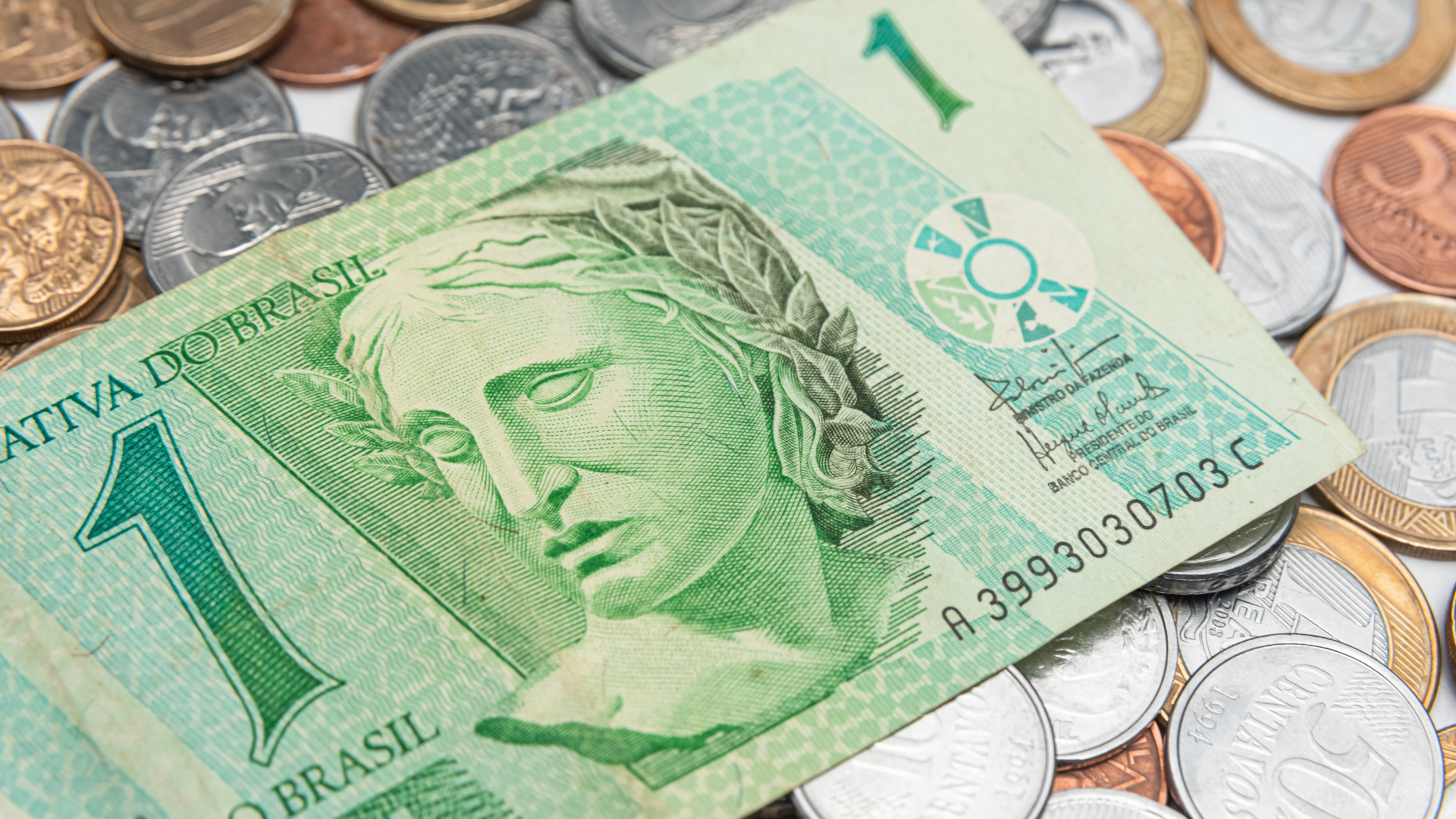 Salário mínimo de R$ 1.621 começa a ser pago nesta segunda