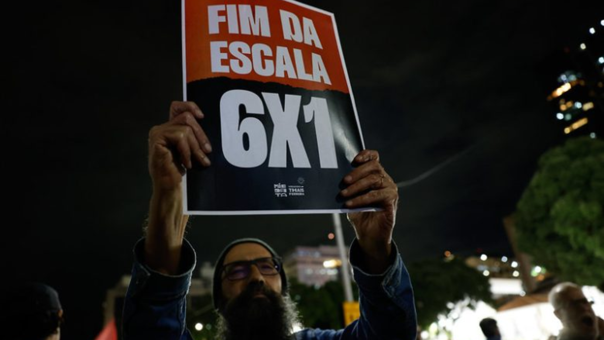 Câmara aprova PEC pelo fim da escala 6×1 e proposta segue para o Senado