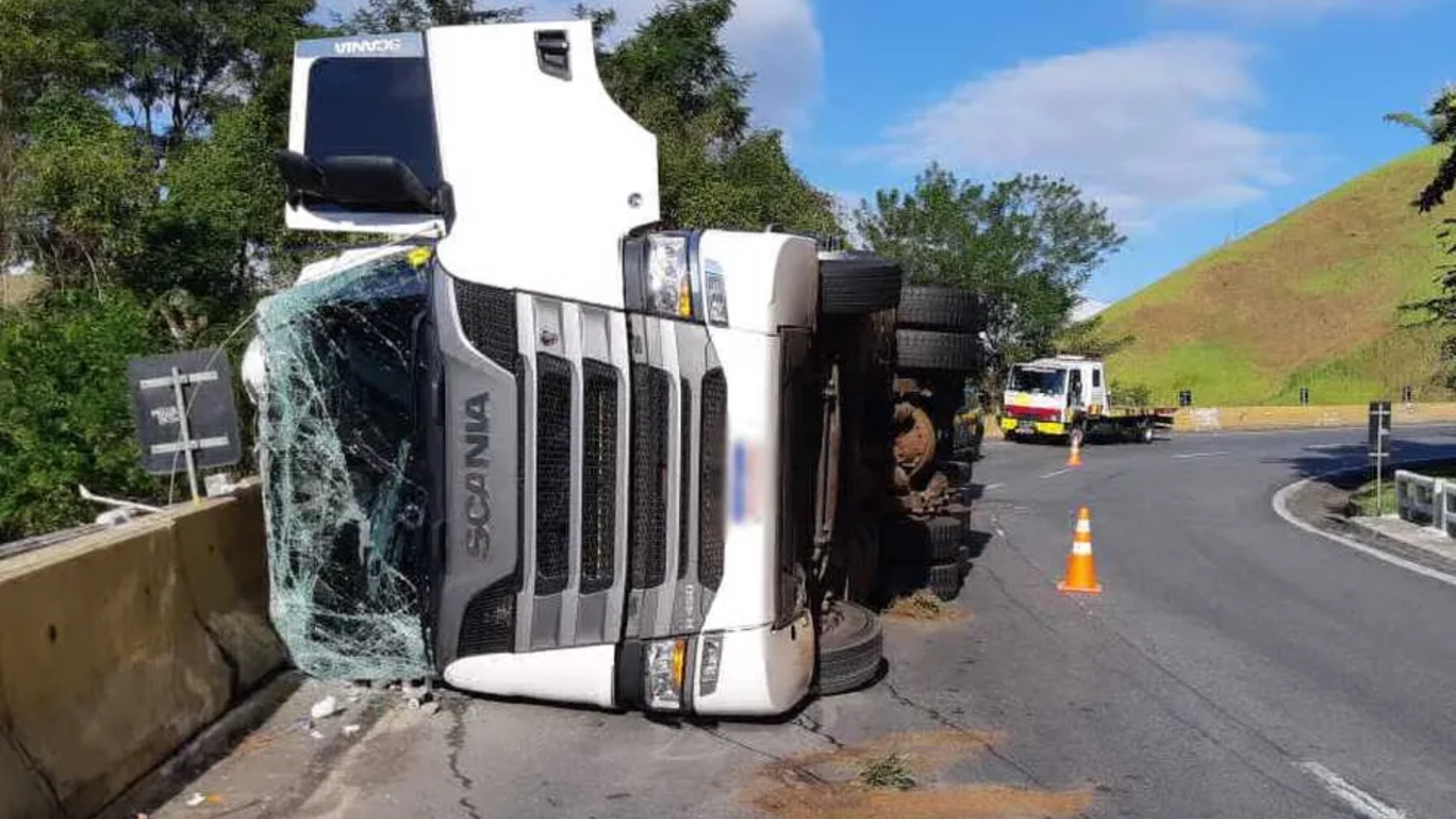 Carreta tomba na Avenida Tancredo Neves e deixa trânsito parcialmente interditado em Fabriciano