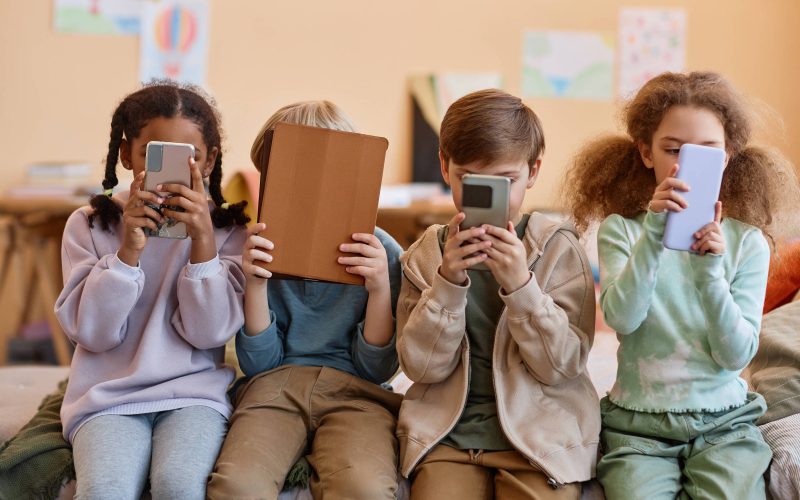 Uso da internet por adolescentes nas escolas apresenta queda significativa no Brasil