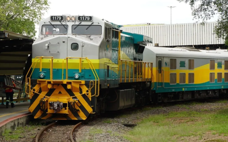 Homem morre após ser atropelado por trem de passageiros no Vale do Aço
