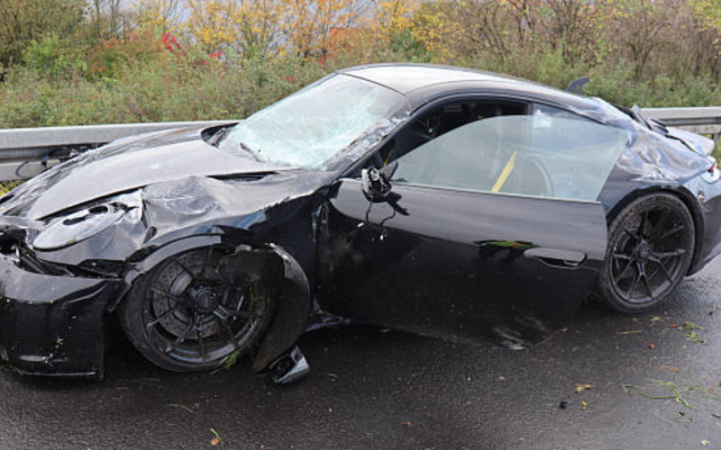 Porsche atinge motociclista no bairro Ferroviários, em Ipatinga
