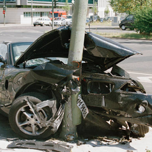 Motorista fica preso às ferragens após bater em poste no Santa Maria, em Timóteo