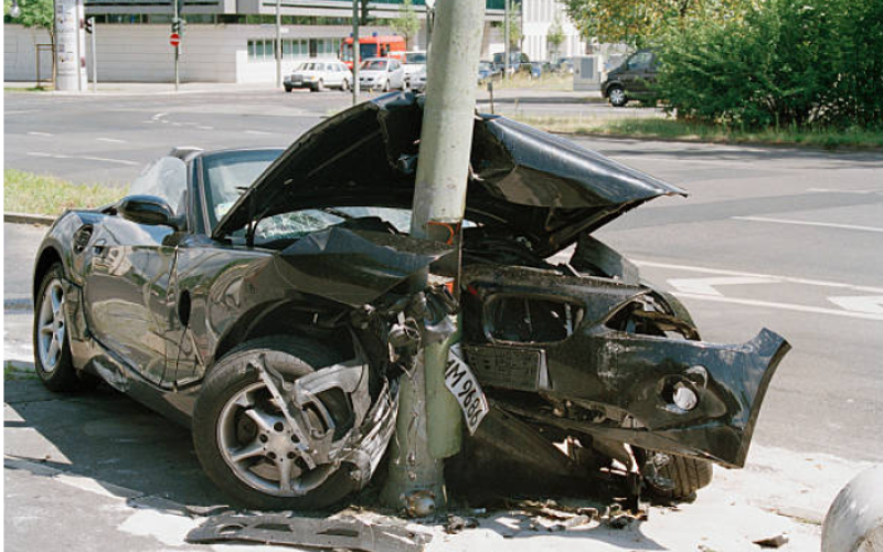 Motorista fica preso às ferragens após bater em poste no Santa Maria, em Timóteo