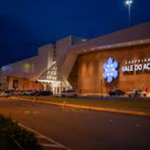 Carro atinge traseira de ônibus e deixa dois feridos em Ipatinga