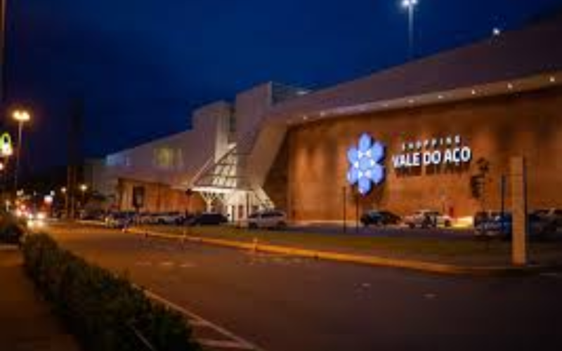 Carro atinge traseira de ônibus e deixa dois feridos em Ipatinga