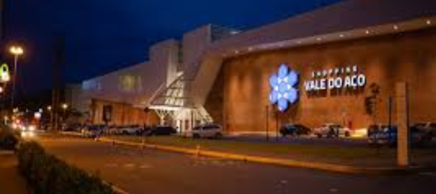 Carro atinge traseira de ônibus e deixa dois feridos em Ipatinga