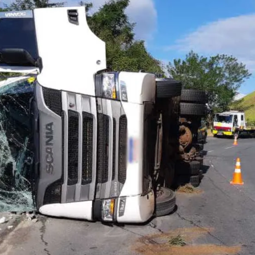 Carreta tomba na Avenida Tancredo Neves e deixa trânsito parcialmente interditado em Fabriciano
