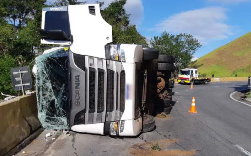 Carreta tomba na Avenida Tancredo Neves e deixa trânsito parcialmente interditado em Fabriciano