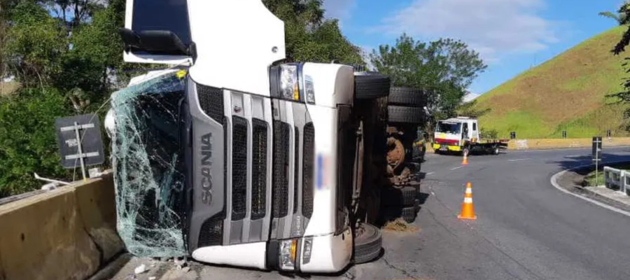 Carreta tomba na Avenida Tancredo Neves e deixa trânsito parcialmente interditado em Fabriciano