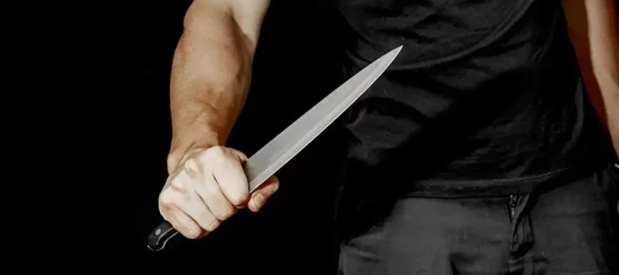 Jovem é preso com faca após causar tumulto em praça central de Timóteo