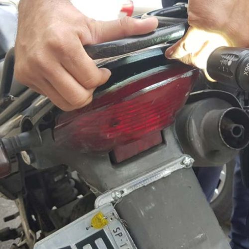 Motociclista é preso com revólveres escondidos próximo a escola no bairro Veneza