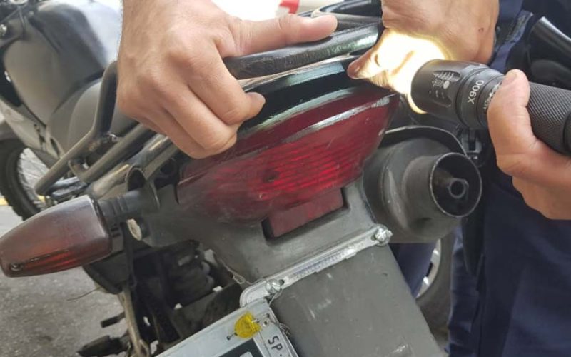 Motociclista é preso com revólveres escondidos próximo a escola no bairro Veneza
